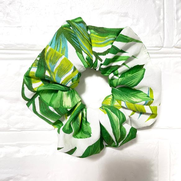 ◆ハワイアンシュシュ ボタニカルリーフ ホワイト×グリーン 緑 ハンドメイド 2枚目の画像