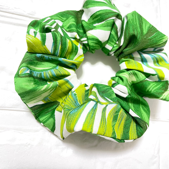 ◆ハワイアンシュシュ ボタニカルリーフ ホワイト×グリーン 緑 ハンドメイド 3枚目の画像