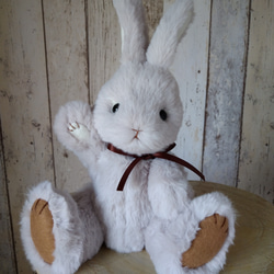 グレージュの立ち耳うさぎ Bタイプ(受注制作) ぬいぐるみ kukuma 通販