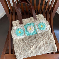 お花モチーフの手編み ぺたんこバッグ 3枚目の画像