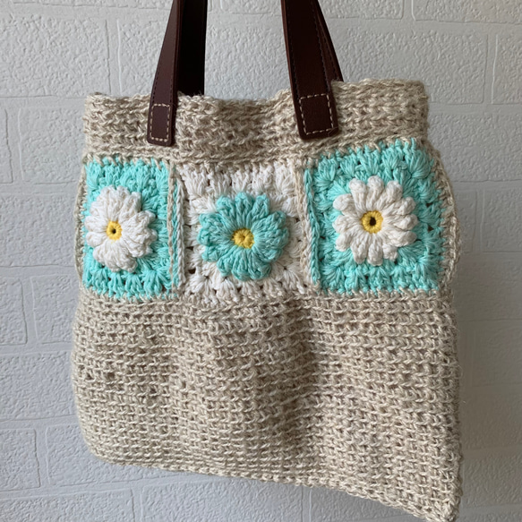 お花モチーフの手編み ぺたんこバッグ 6枚目の画像