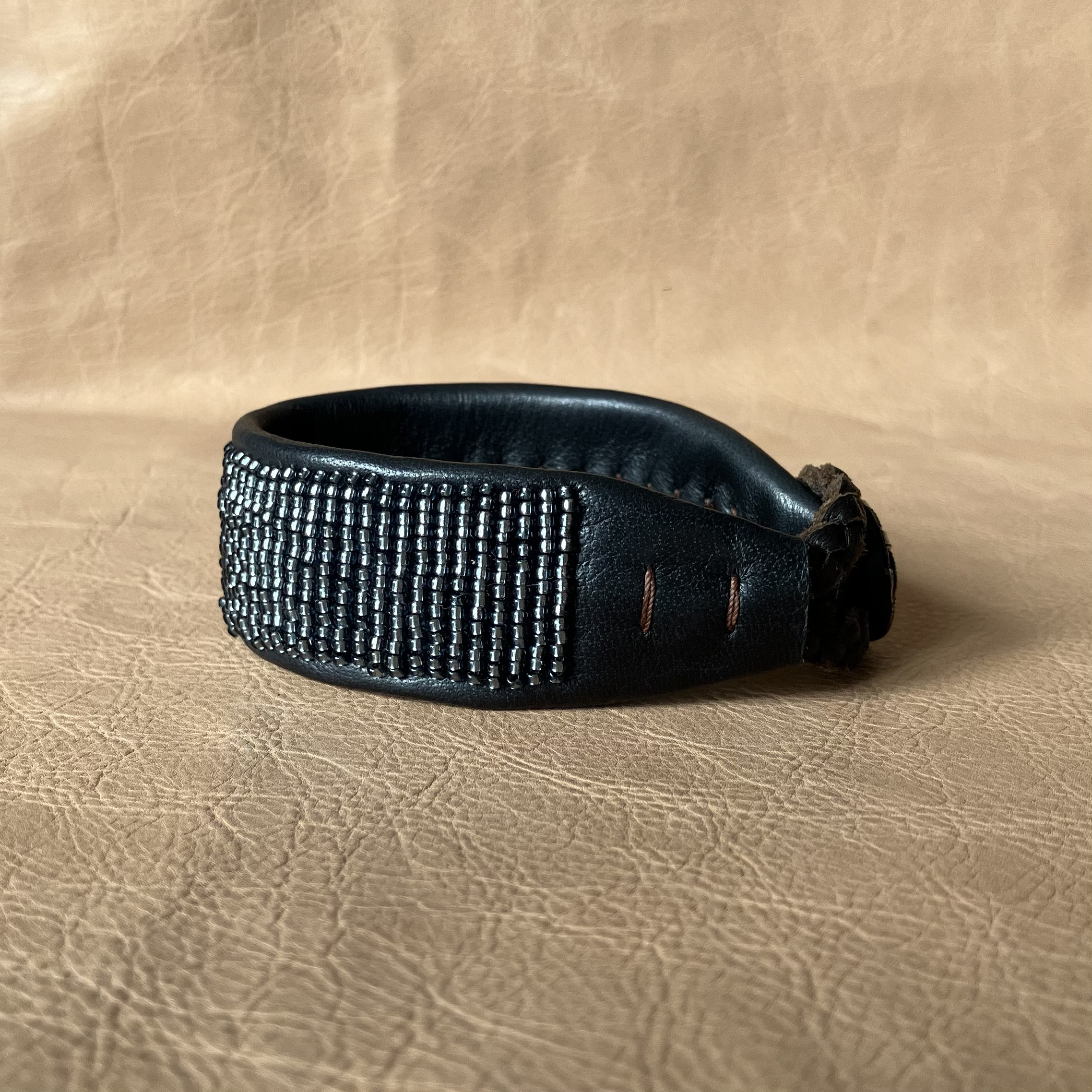 【受注制作】#11   black+blue　 本革ビーズ刺繍ブレスレット