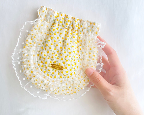 ドットチュールフリルがポイントのキルティングバネポーチ(イエロー