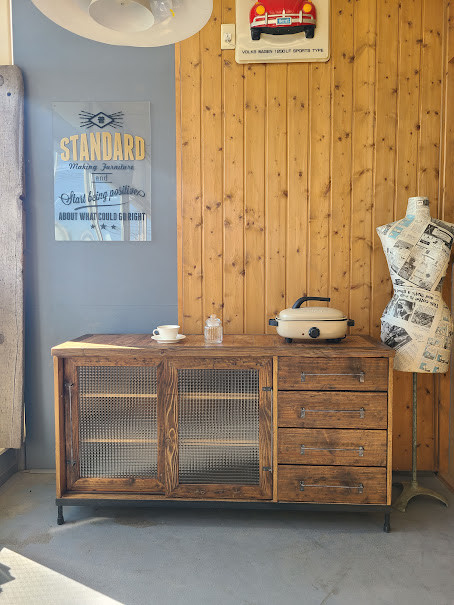 チェッカーガラスのサイドボード