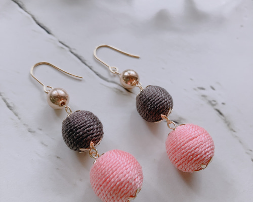 超軽量⭐︎刺繍糸を使ったボンボンピアス ピアス（フック