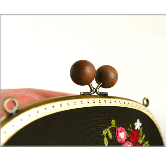 "花の手刺繍”スマホが入るojigiがま口ショルダー"【選べる4色】Mサイズ　くし形20ｃｍ 17枚目の画像
