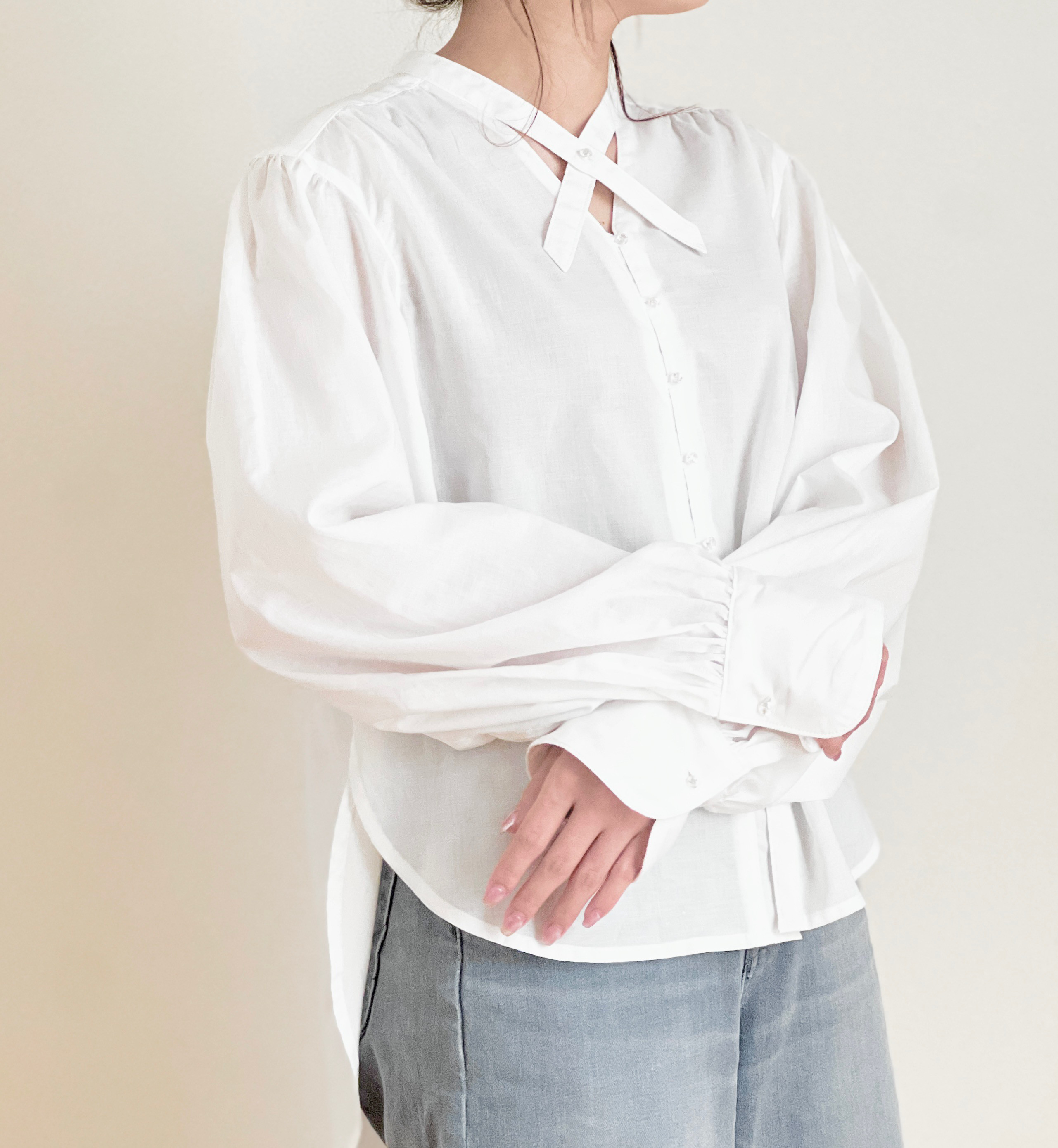 「朝露のクロスタイシャツブラウス」Ｖネックカット　薄地ローン生地　長袖　クリアボタン　ボータイブラウス