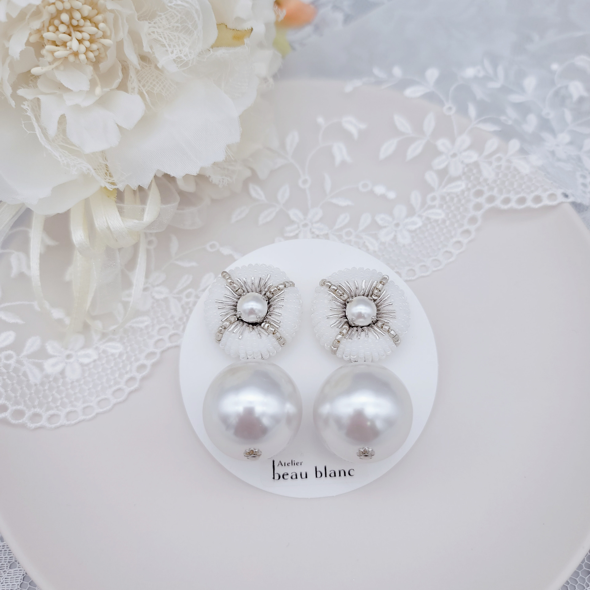 【earring】クールな丸イヤリング[ホワイト][ウエディングアクセサリー][オートクチュール刺繍]