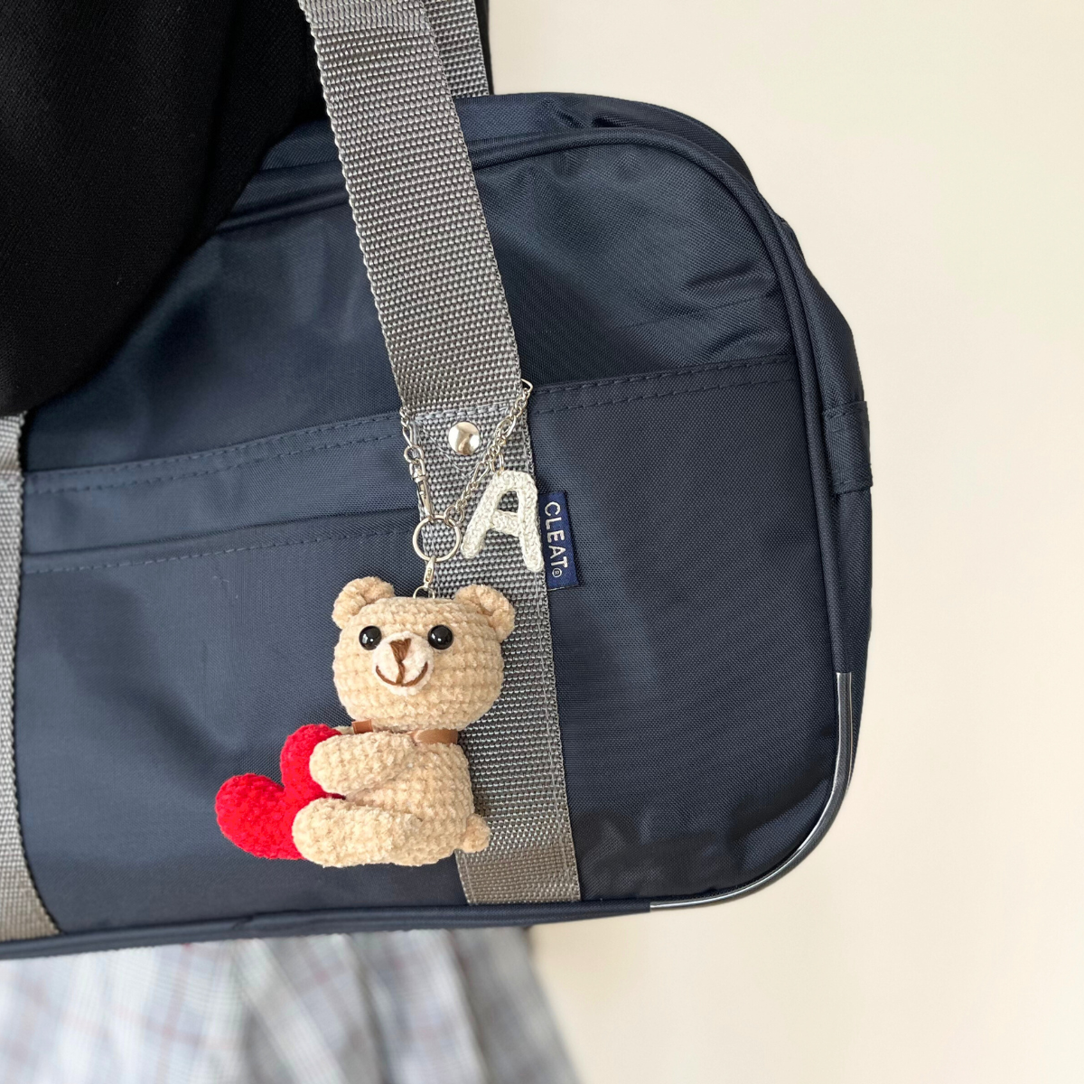 バッグチャーム 部活キーホルダー おしゃれ かわいい くま アルファベット イニシャル 大きめ リボン お揃い