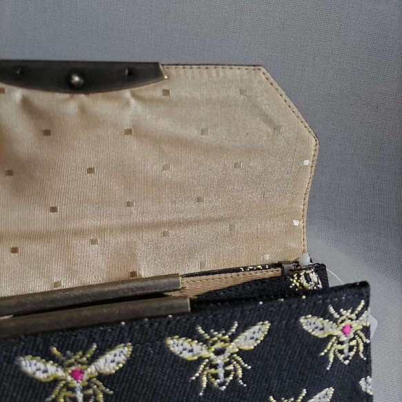 ゴブラン織り【蜂】の長財布（黒地） 4枚目の画像