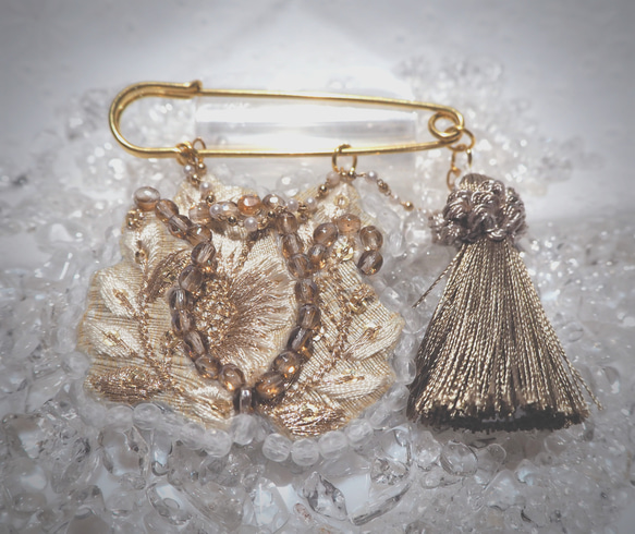 インド刺繍リボン・チェコガラスビーズのブローチ コサージュ ホワイト