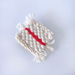 マクラメフラッグ　手織りブローチ　織り物　ロープ　コットン　天然素材　軽い　軽やか　春　夏　シンプル　カジュアル　レッド 3枚目の画像