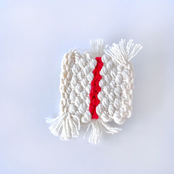 マクラメフラッグ　手織りブローチ　織り物　ロープ　コットン　天然素材　軽い　軽やか　春　夏　シンプル　カジュアル　レッド 4枚目の画像