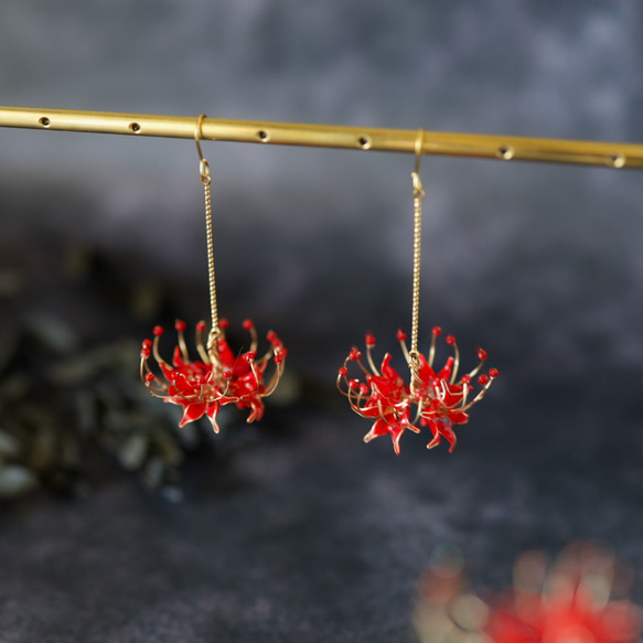 彼岸花のシャンデリアピアス/イヤリング ピアス（フック