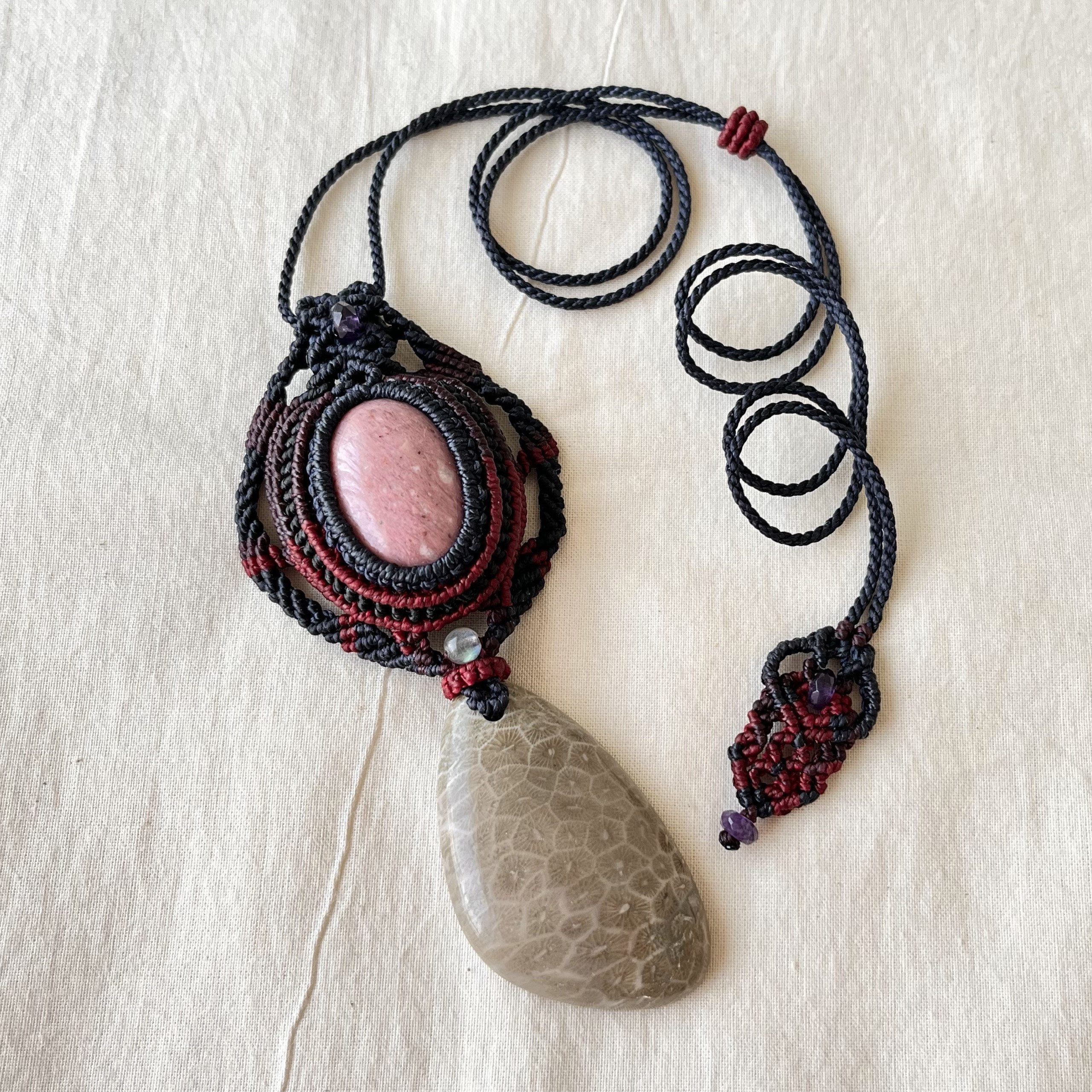 ピーモンタイトとフォッシルコーラルのペンダント　（PEー394）