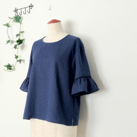 【送料無料】紺刺繍ダブルガーゼフリル袖ブラウス 1枚目の画像