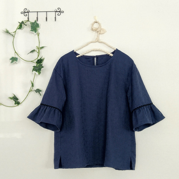 【送料無料】紺刺繍ダブルガーゼフリル袖ブラウス 2枚目の画像