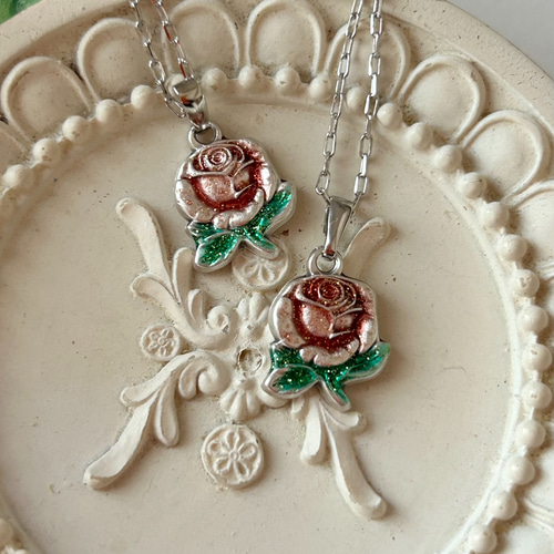 美しい薔薇のイギリスアンティークネックレス 赤＊薔薇の花のメダイネックレス/聖母マリア様 ネックレス