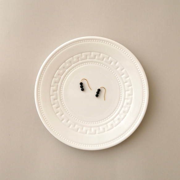 サージカルステンレス　小さな3連オニキスのピアス　シンプル　華奢　デイリー　フォーマル　オフィス　つけっぱなし　黒 3枚目の画像