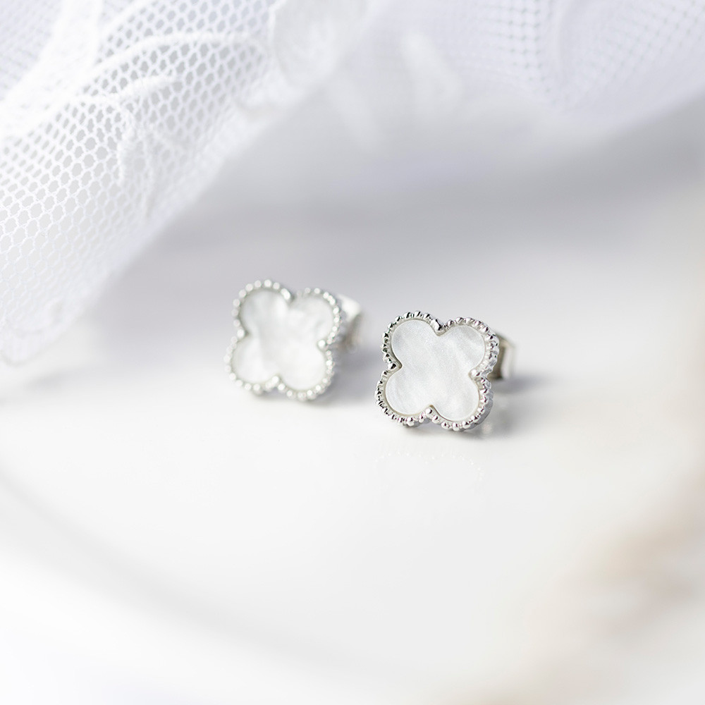 クローバー ピアス【10mm】ホワイト×シルバー シェル風 ホワイト