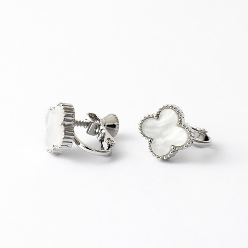 クローバー ピアス【10mm】ホワイト×シルバー シェル風 ホワイト