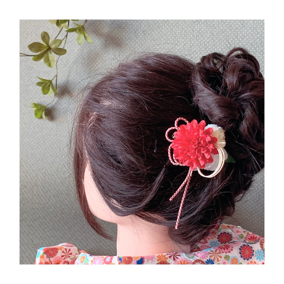 王道　紅白　赤ピンポンマム　髪飾り　ヘアアクセサリー　成人式　卒業式　着物　浴衣　アーティフィシャルフラワー　　七五三 3枚目の画像