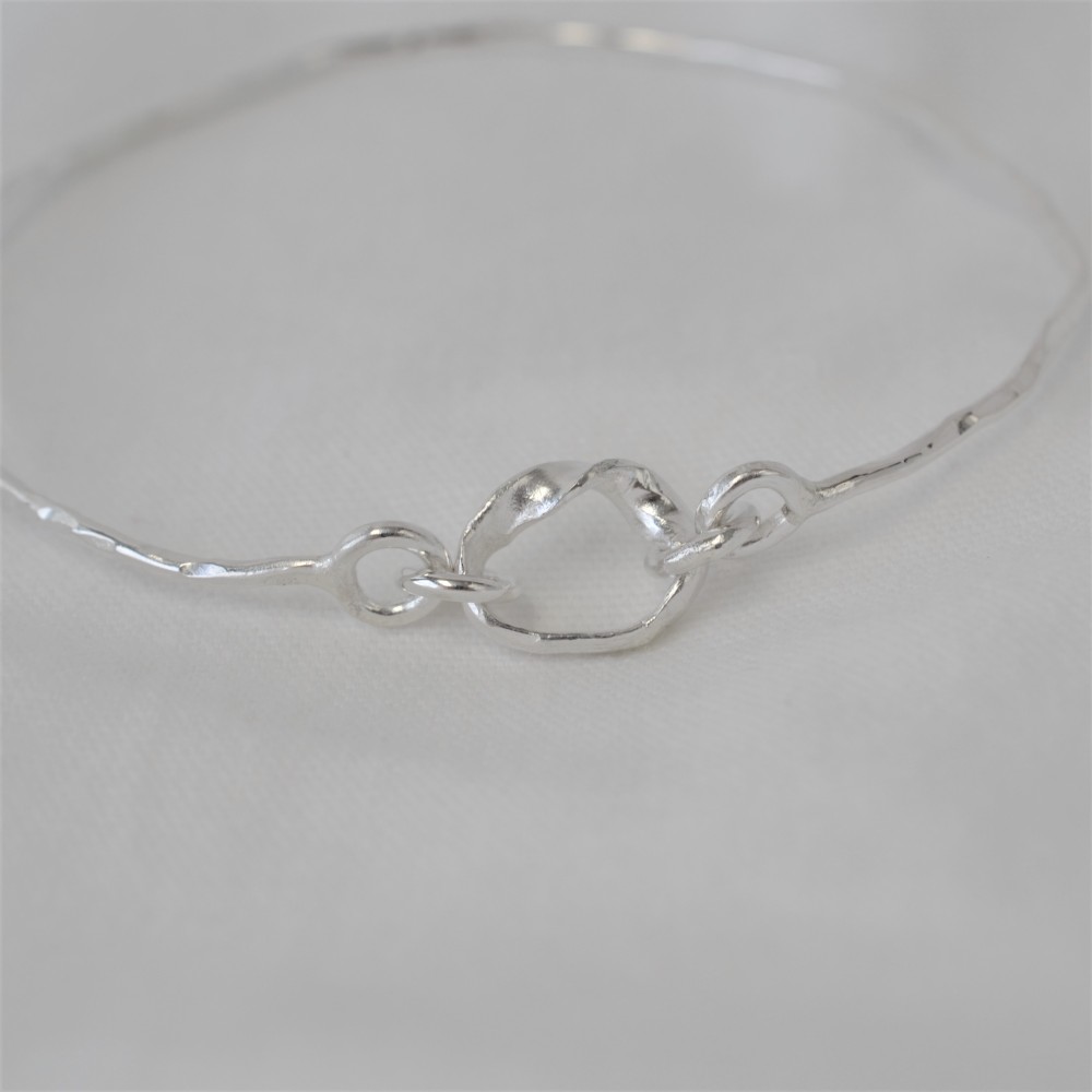 銀のにぶくひかる細めの腕輪　メビウス　－１32－　-1-