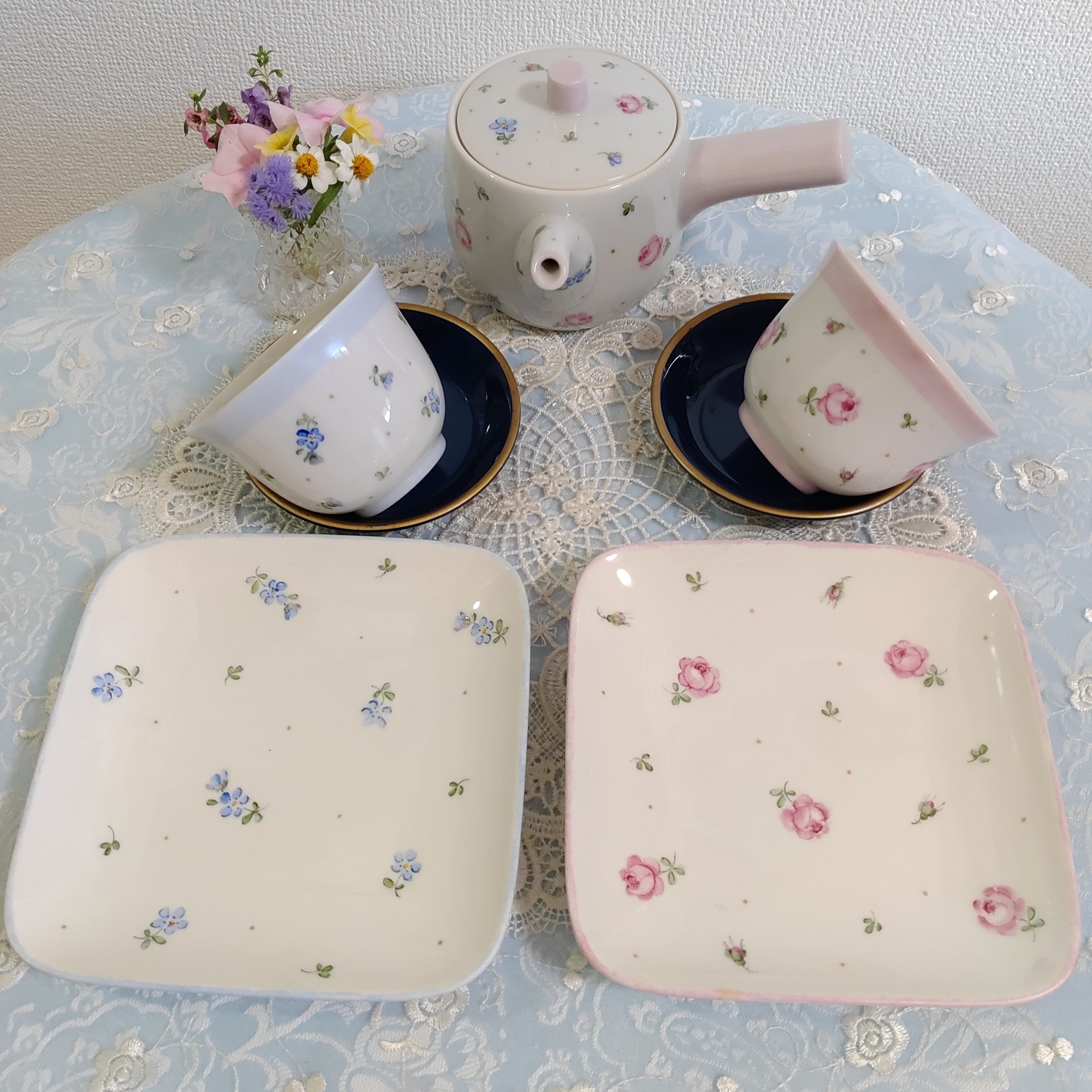 ♡2人用ペア湯呑みセット（ミニ薔薇／忘れな草)*紺の茶托付き