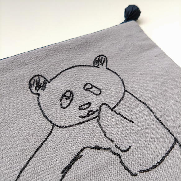 パンダの手刺繍フラットポーチ　ライトグレー 2枚目の画像