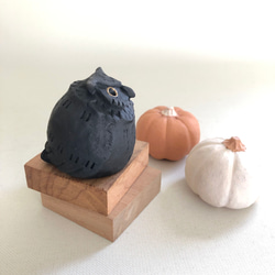 [受注制作] ハロウィン　森の賢者　カラスとみみずく  ☆オプション魔女のほうき ＆ 帽子☆　（黒陶　鳥置物） 8枚目の画像