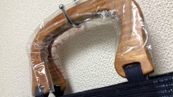 裂き織り　横長ハンドバッグ（木製持ち手） 5枚目の画像