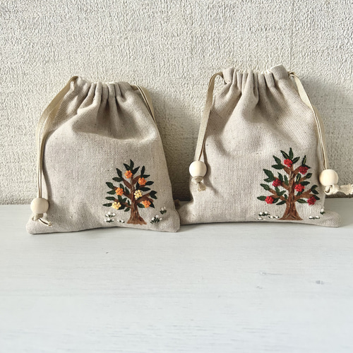 図書バッグ　コップ袋✖️2 ヌビ　木の実刺繍 木の実の刺繍の巾着袋 巾着袋 mulberry-y 通販 16315959｜Creema