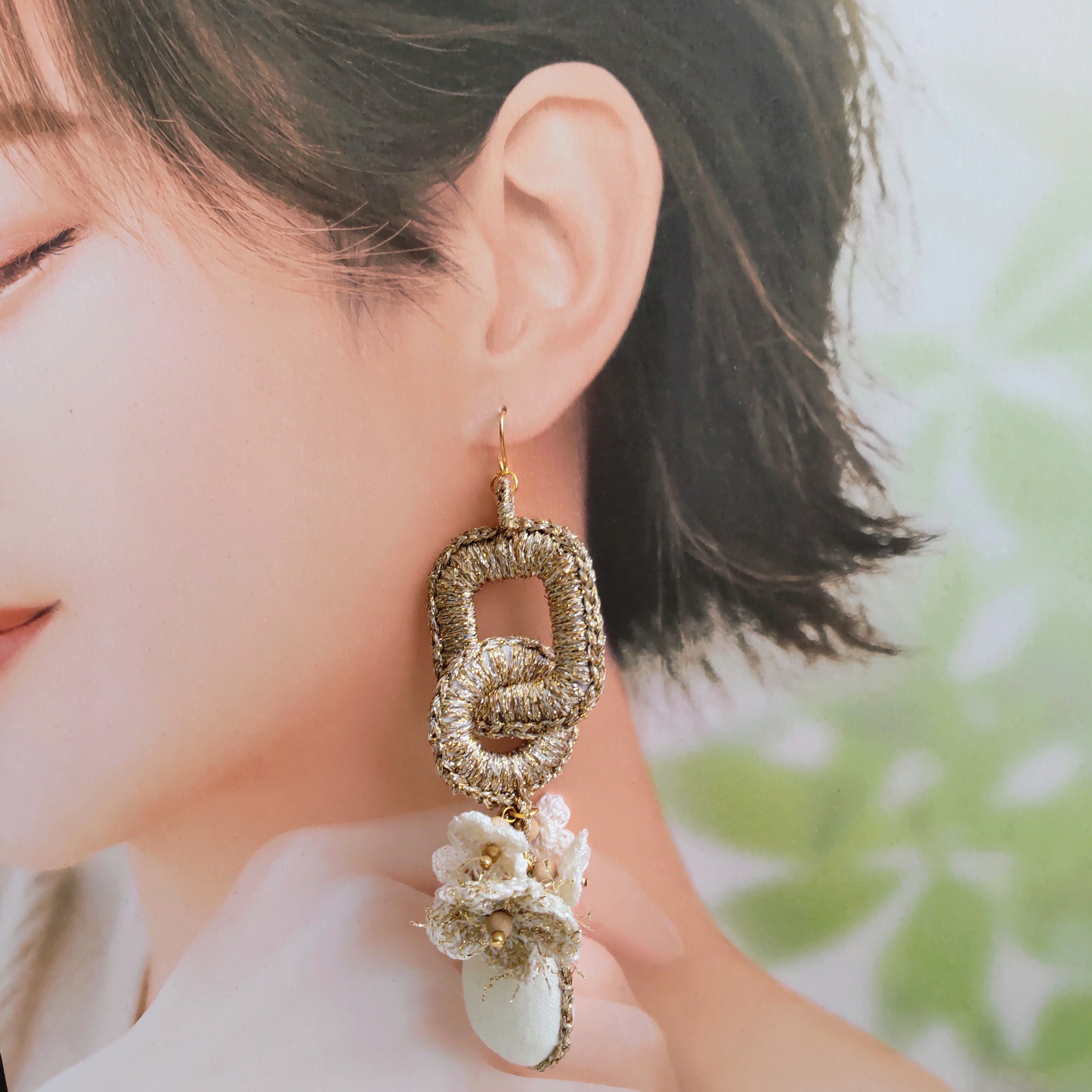 揺れる花とティアドロップ型大ぶりピアス・イヤリング　＜かぎ針網　　WHITE＞