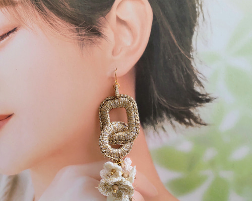ete/クラフト ドロッププレートピアス/フック/美品/大ぶり 揺れる花とティアドロップ型大ぶりピアス・イヤリング ＜かぎ針
