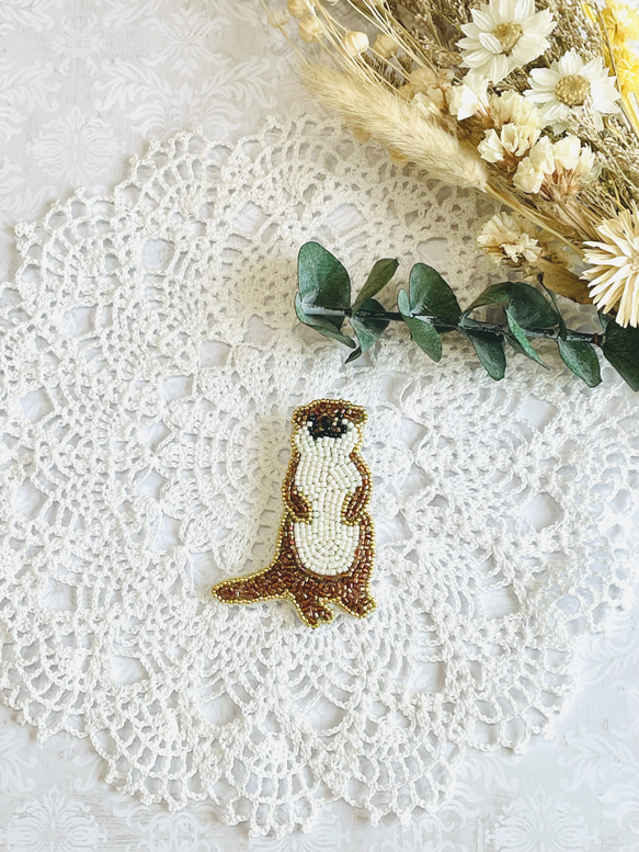 ビーズ刺繍のブローチ・カワウソ 1枚目の画像