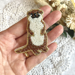 ビーズ刺繍のブローチ・カワウソ 3枚目の画像