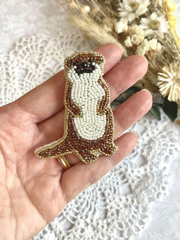 ビーズ刺繍のブローチ・カワウソ 3枚目の画像