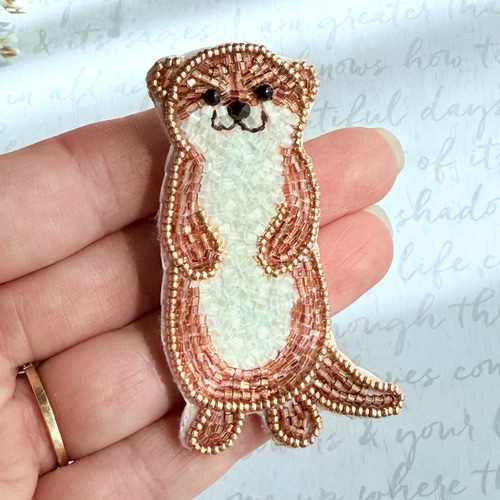 ビーズ刺繍のブローチ・カワウソ ブローチ Little Plum 通販 16316703