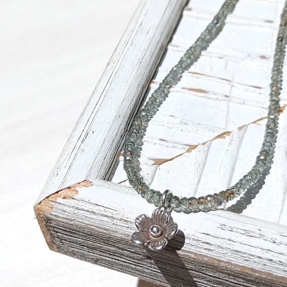❁Green sapphire＆flower necklace All silver925❁ 宝石質グリーンサファイア 5枚目の画像