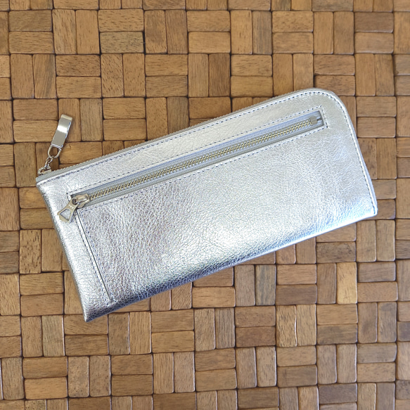 スリムで軽く大容量な長財布（シルバー）カード入れは14か所！牛革