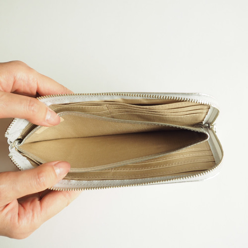 スリムで軽く大容量な長財布（シルバー）カード入れは14か所！牛革