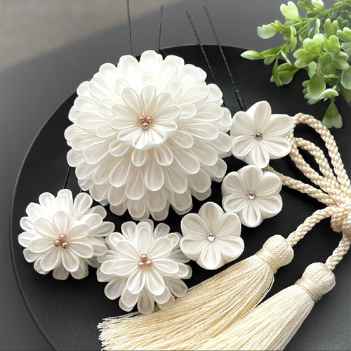 白無垢の花嫁さまへ 】可憐な和装髪飾り 正絹 つまみ細工 成人式 ヘア