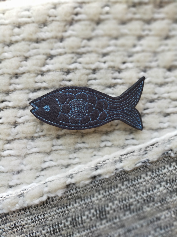 刺繡髮夾「魚」（皮革）*6種 第5張的照片