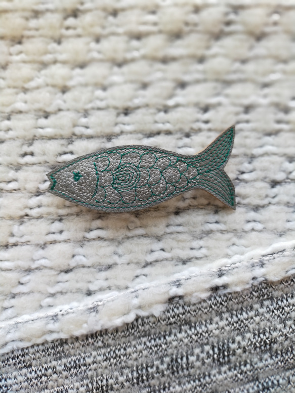 刺繡髮夾「魚」（皮革）*6種 第11張的照片