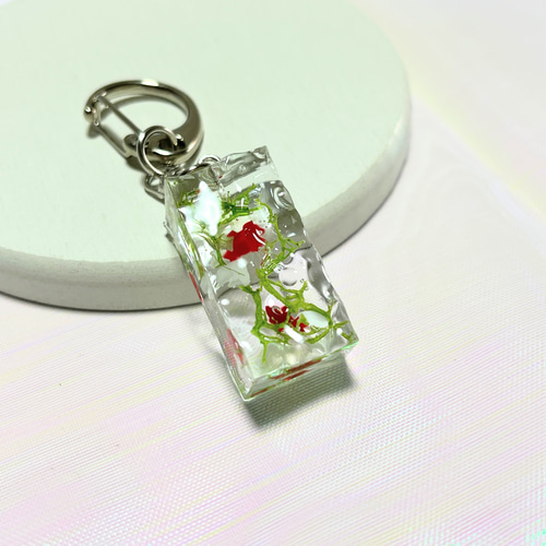 レジン 金魚キーホルダー レジンで夏にぴったり。涼しげに金魚が泳ぐミラーキーホルダーを