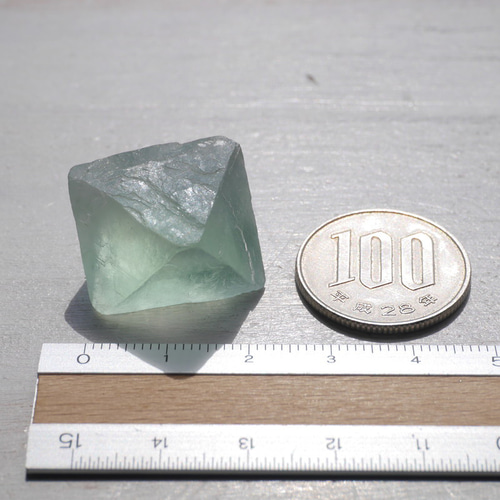 種類不明 八面体原石 蛍石？ フローライト 八面体 約300g｜蛍石｜原石