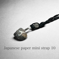 mini strap10 / ミニ和紙ストラップ：ブラックルチルクォーツ(ライモナイト)＋ステンレス製ワイヤーラッピング 1枚目の画像