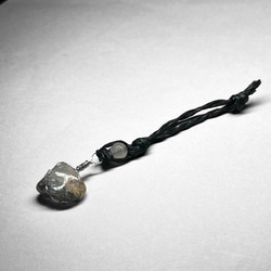 mini strap10 / ミニ和紙ストラップ：ブラックルチルクォーツ(ライモナイト)＋ステンレス製ワイヤーラッピング 2枚目の画像