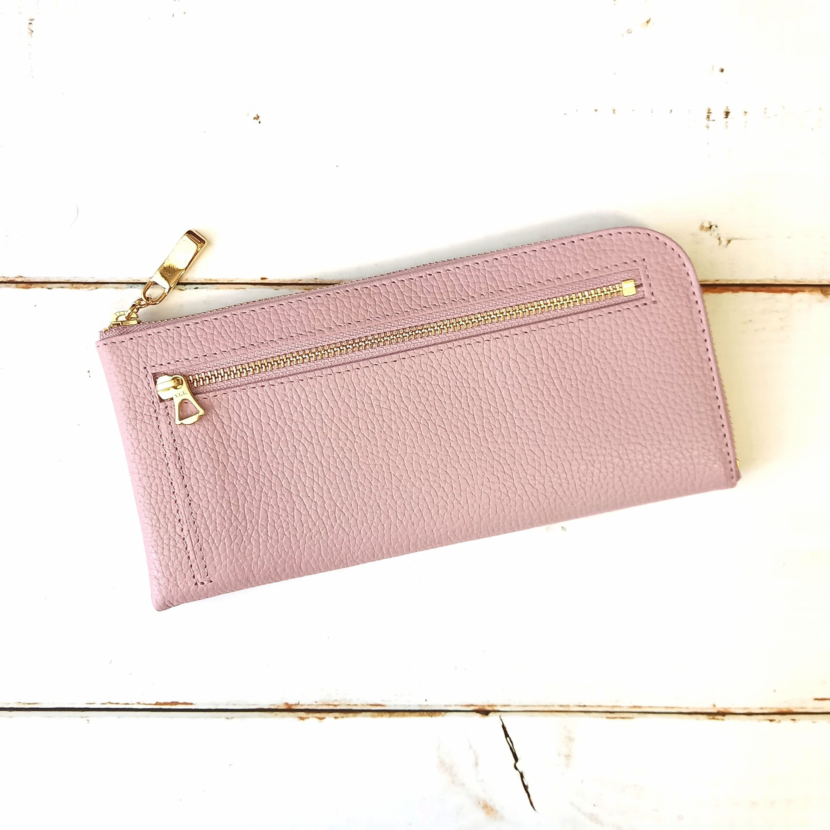 スリムで軽く大容量な長財布(スモークピンク)14枚カードポケット◇国産牛革シュリンク型押し◇薄い 皮 レディース 軽い