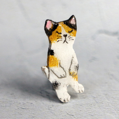 木彫りのぽっちゃりキジトラ猫 （木彫り猫 ぽっちゃり猫ブローチ